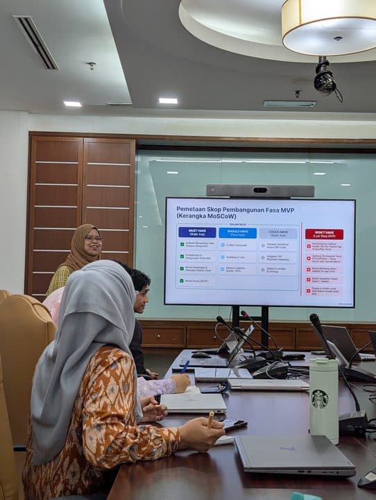 Peserta mengikuti sesi perancangan pembangunan sistem