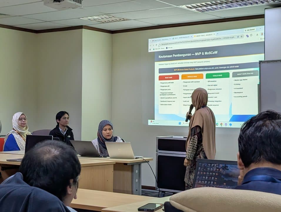 Menti membentangkan perancangan pembangunan sistem
