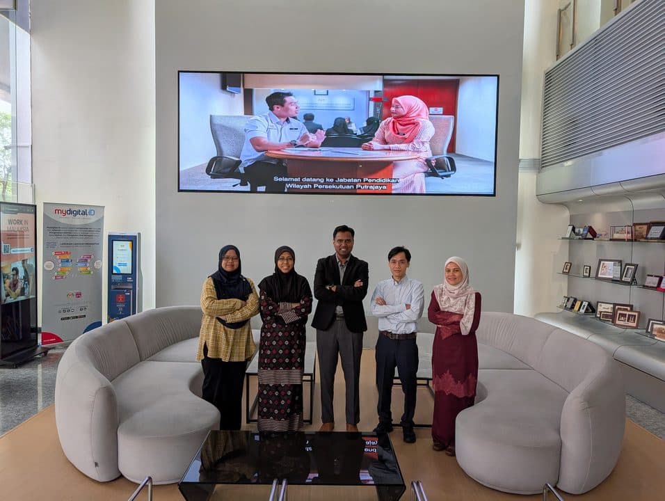 Kumpulan 1 bergambar bersama mentor di Jabatan Digital Negara