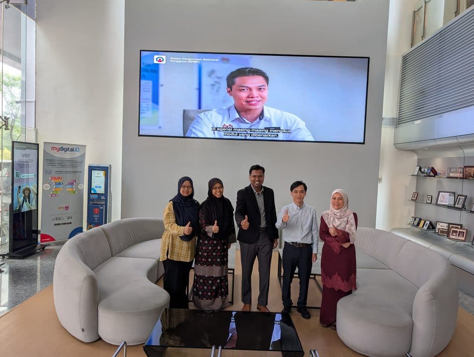 Kumpulan 1 dan mentor selepas sesi