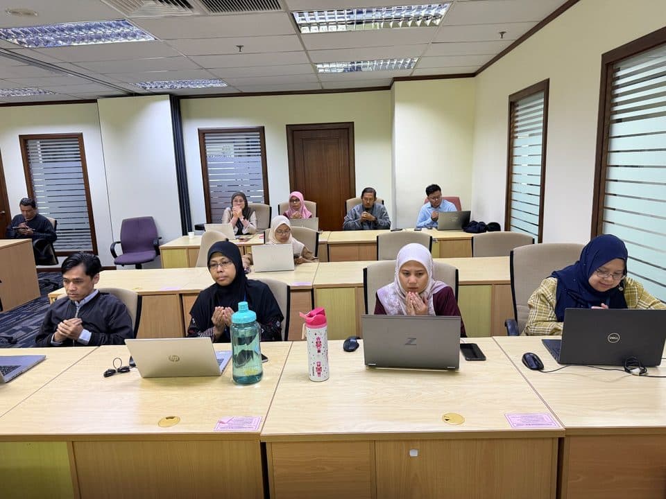 Peserta program dalam bilik latihan