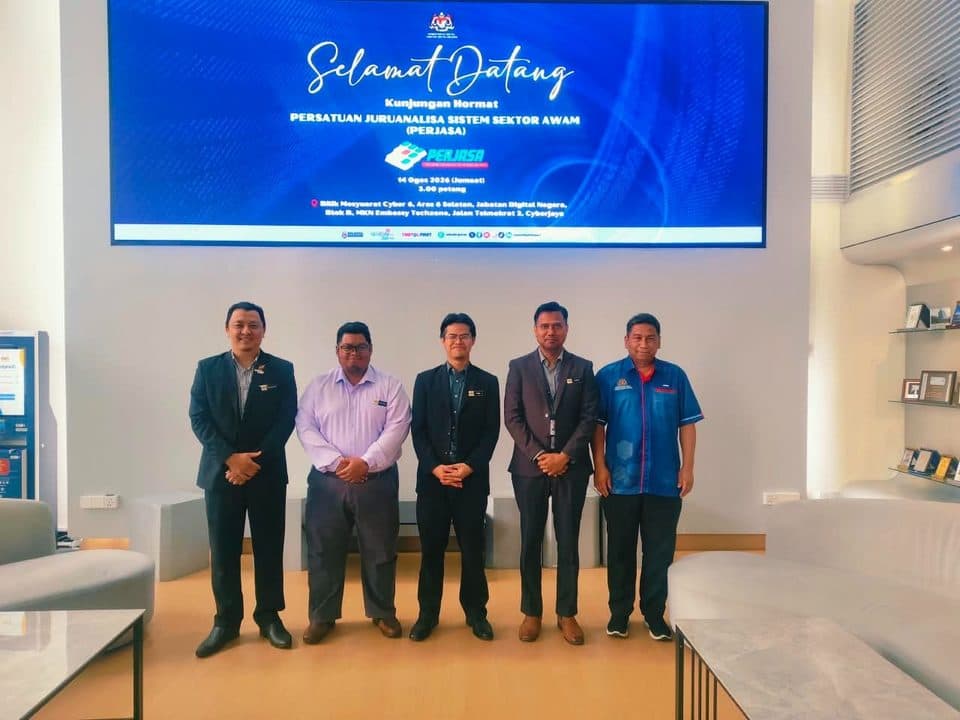 Bergambar bersama semasa kunjungan hormat PEJASA